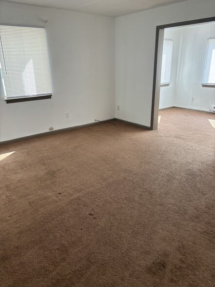 Living room - 196-1 S Mount Vernon Ave