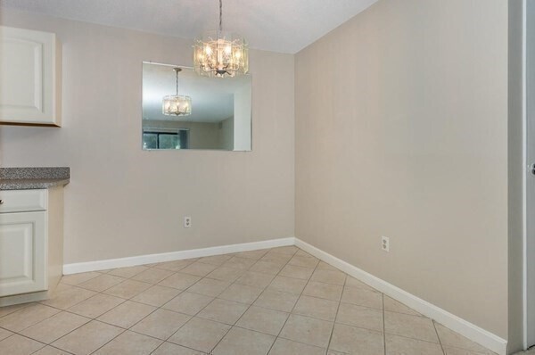 Building Photo - 14 Village Green Ln