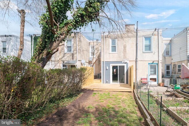 Building Photo - 320 Iona Ave