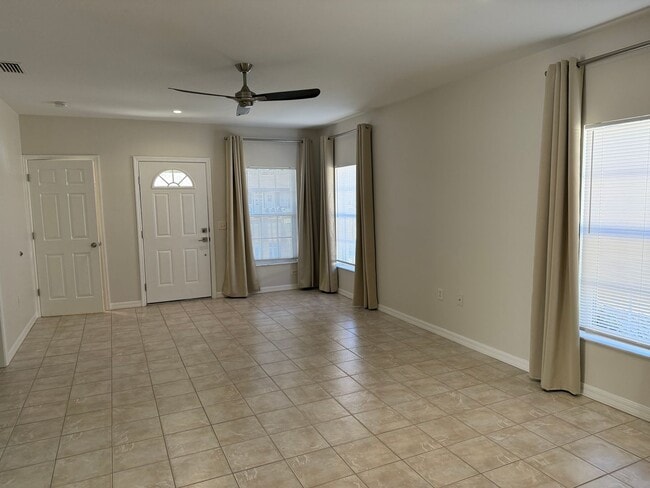 Building Photo - Awesome location and close to a park!