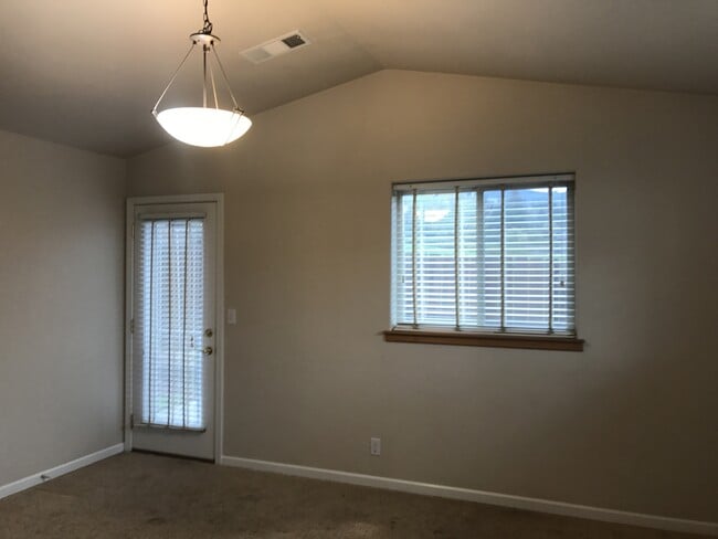 Building Photo - Three bedroom, Two bath home in Ashland.  | Available Now