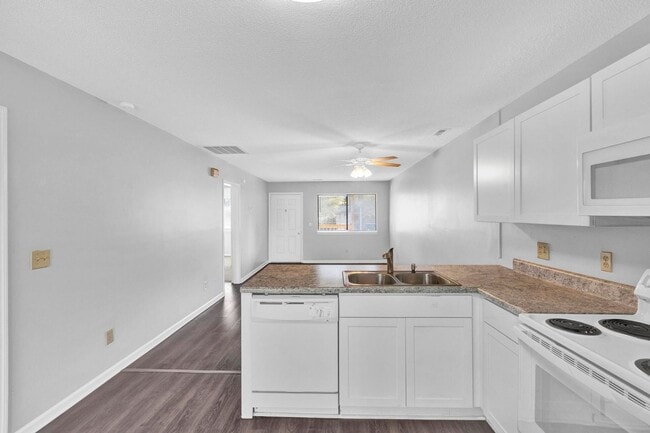 Building Photo - Second Floor Apartment Available in Wilmington!