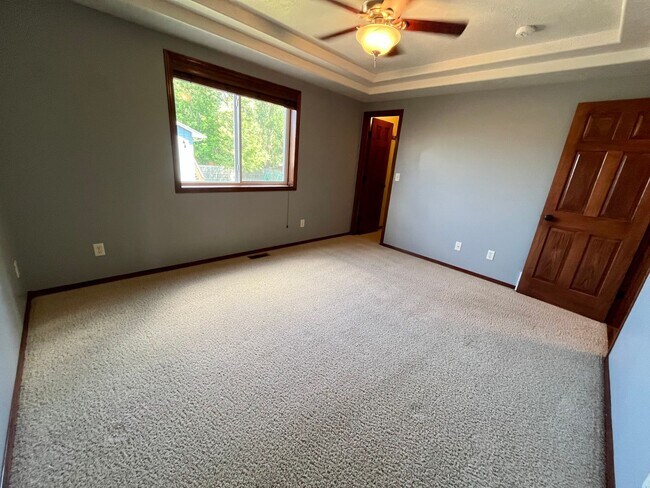 Building Photo - Stunning 4 Bed/2 Bath with 3 Car Garage and Fenced in Yard!