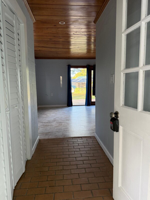 Building Photo - 320 E Oak St