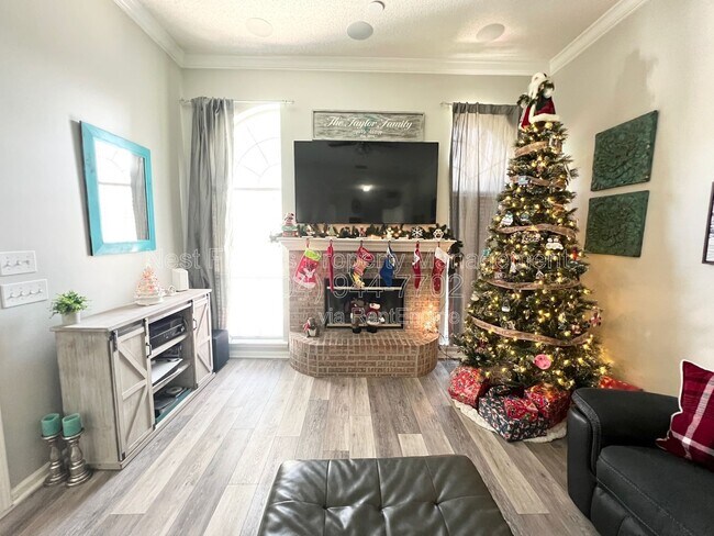 Building Photo - 264 Village Green Ave