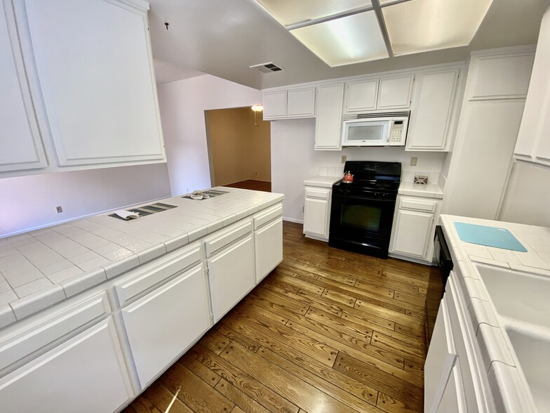 kitchen has oven, microwave, dishwasher - 15059 Sherman Way