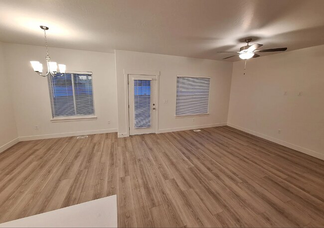 Building Photo - 4 bedroom/2.5 bathroom Townhome in Eagle M...