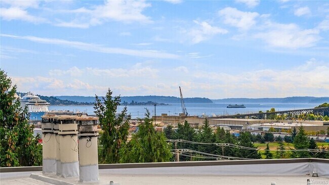 Building Photo - 2817 14th Ave W