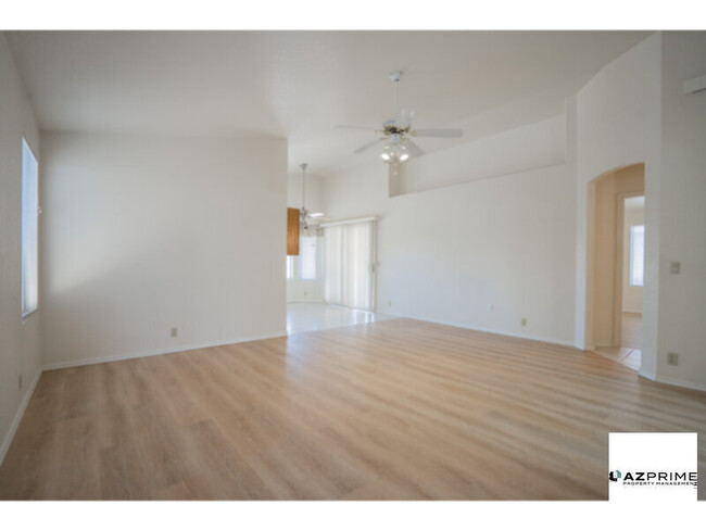 Building Photo - Welcome to this exquisite 2/2 Peoria home ...