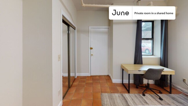 Building Photo - Private bedroom in 4 bed/2 bath Home