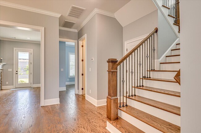 Building Photo - 3067 Rosewood Dr