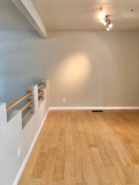 Building Photo - 7 E Court Ln