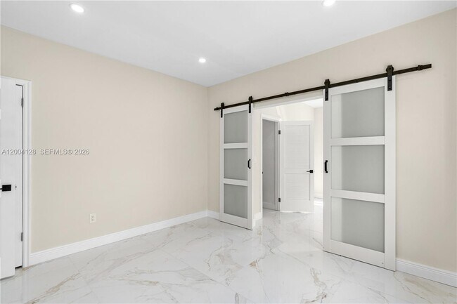 Building Photo - 2413 N Greenway Dr