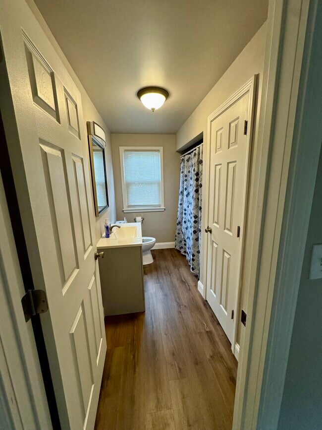 Building Photo - 923 Dickson Pky