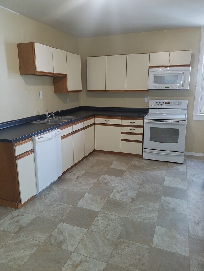 Kitchen2 - 409 Wheeler N St