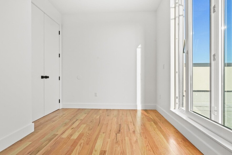 Building Photo - 271 E 28th St