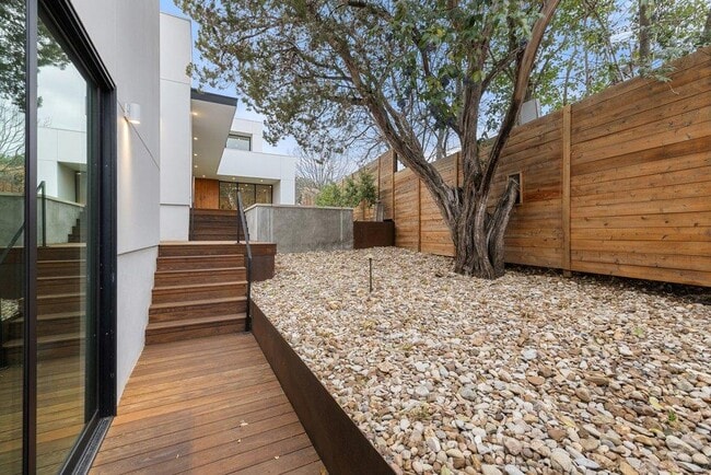 Building Photo - 910 W Johanna St