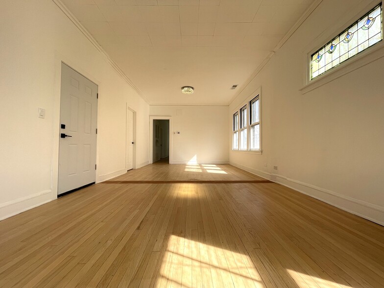living / dining combo - 1321-2 East Ave