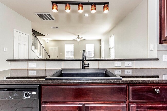 Building Photo - 1721 Kemah Village Dr