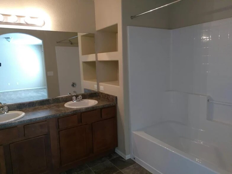 double sinks, master bath - 3070 Harpy Grove