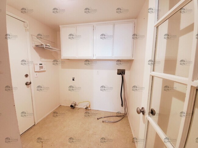 Building Photo - 3 Bedroom, 2.5 Bathroom in Rancho Del Oro!