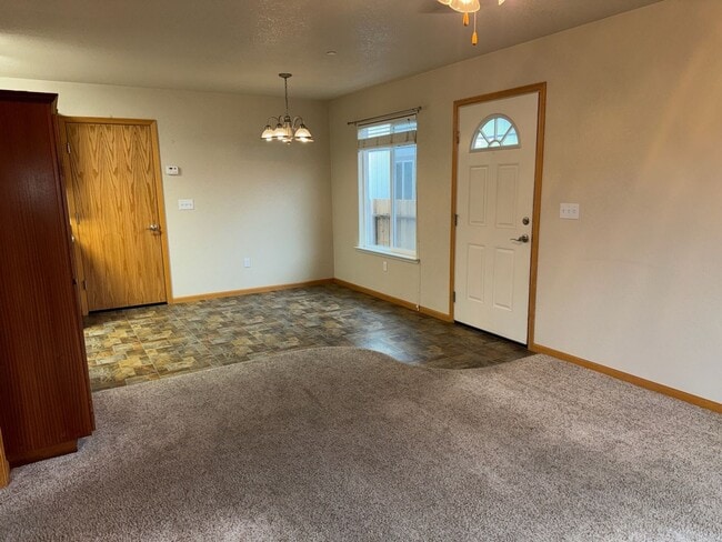 Building Photo - 1879 Maplewood Dr