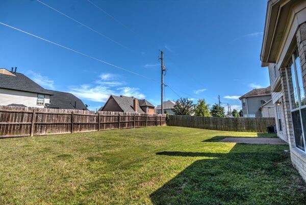 Building Photo - 2 Story Brick Home in Memphis