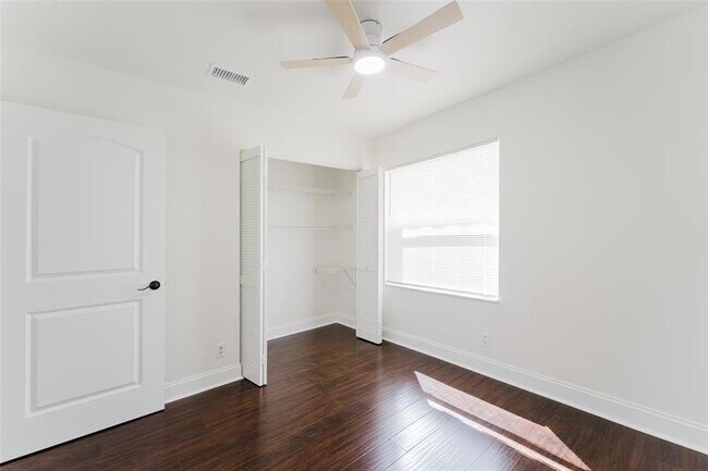 Building Photo - 10646 Lake Oak Way