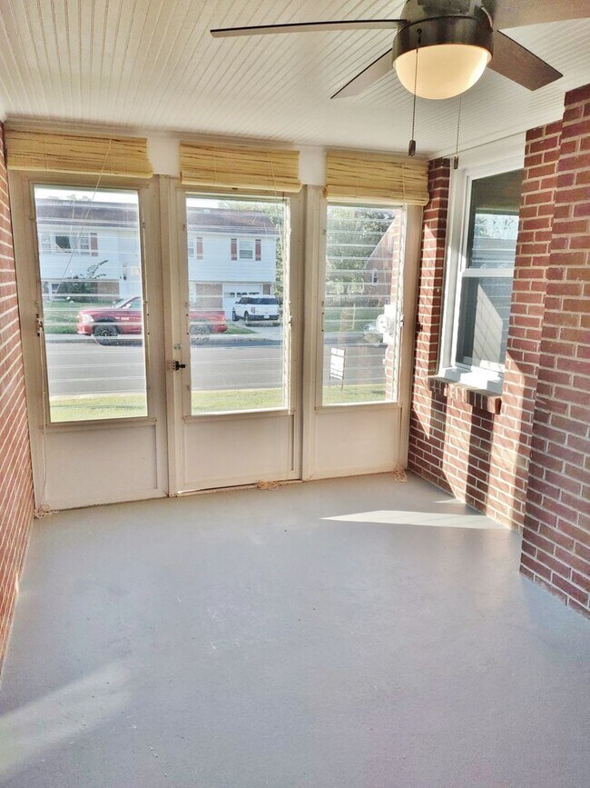 Building Photo - 4 Bed / 2 Bath Single Family Home