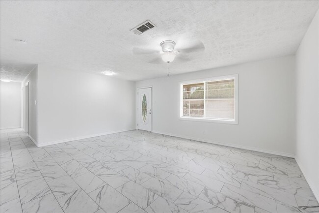 Building Photo - 165 Loving Dr