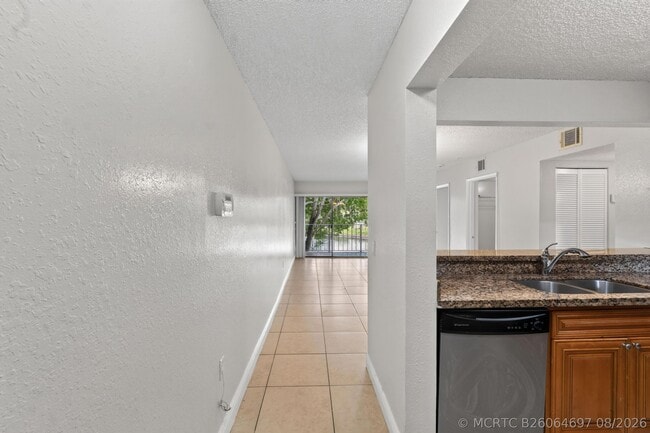 Building Photo - 1543 Lake Crystal Dr