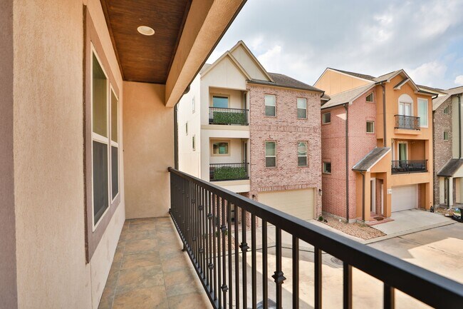 Building Photo - 11002 Upland Forest Dr