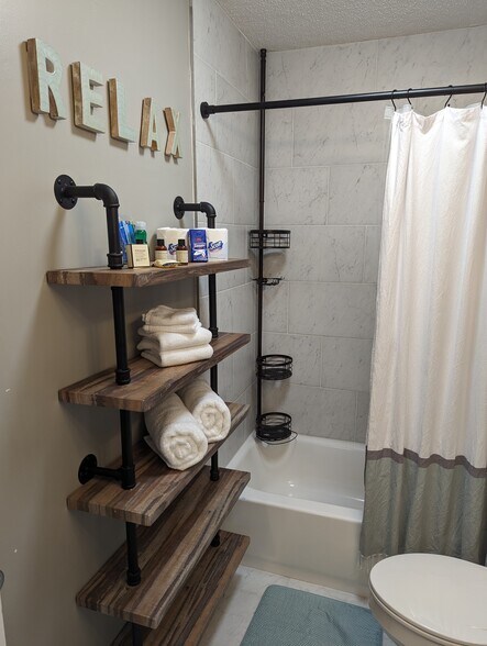Privat bathroom - 3726 Overland Cutoff