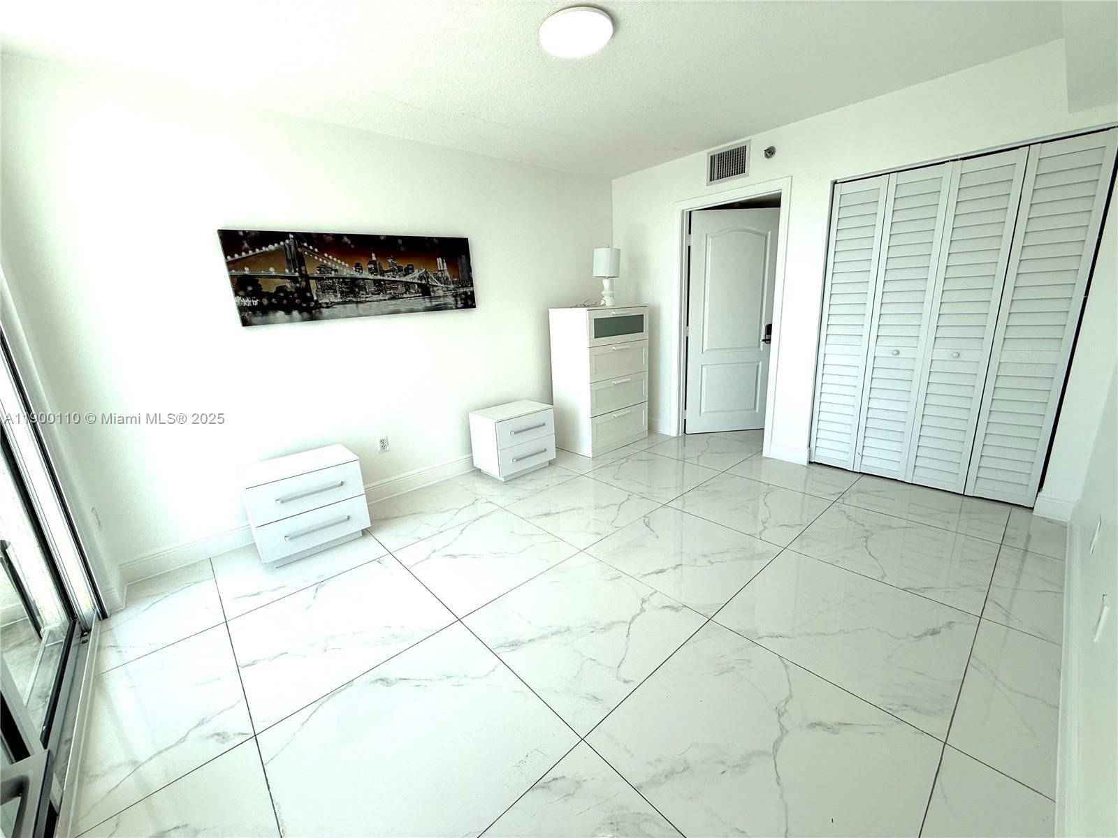 Building Photo - 1200 Brickell Bay Dr