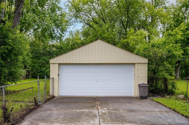 Building Photo - 18261 Brentwood St