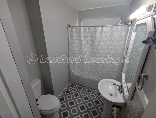 Building Photo - Spacious Split-Level Home with Updates in ...