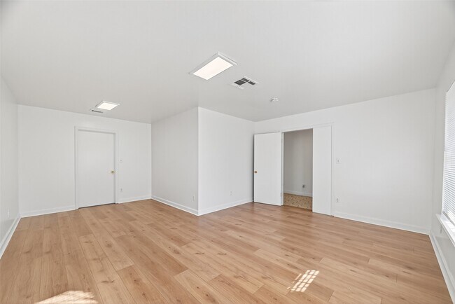 Building Photo - 9011 Landsdowne Dr