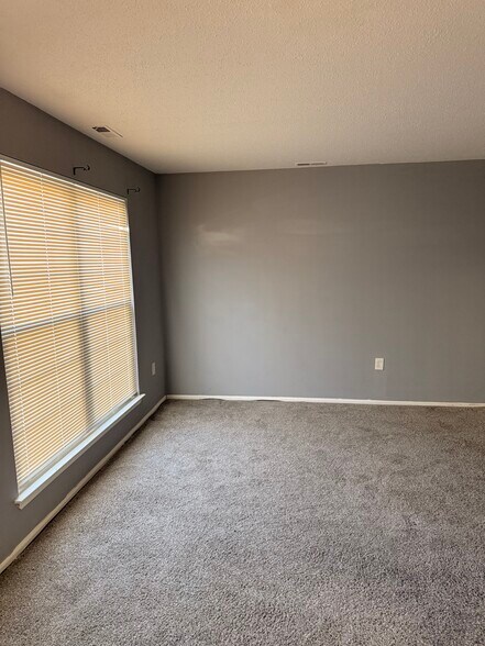 Building Photo - 31 Moore Ln