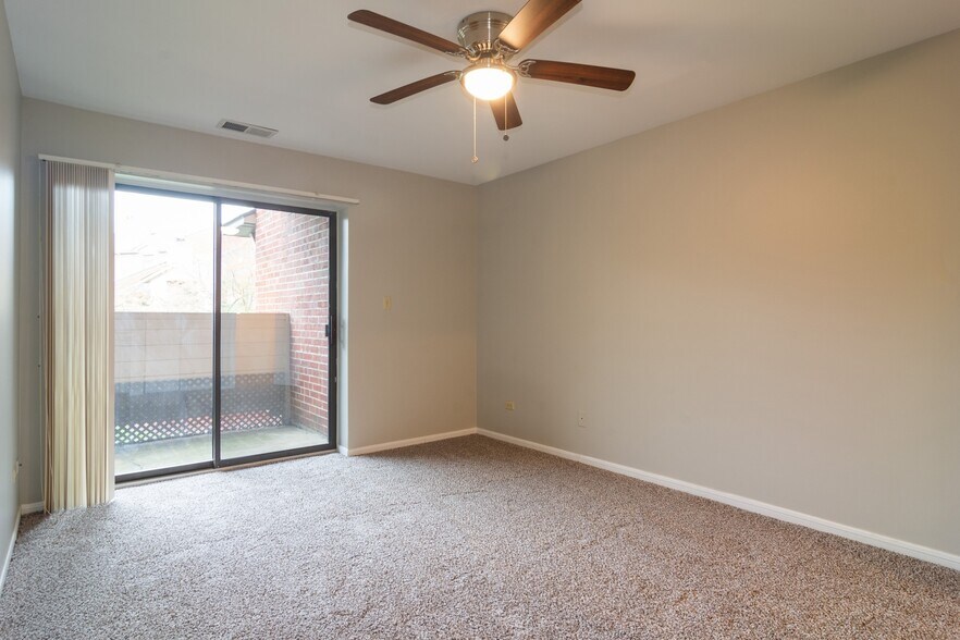 master bedroom - 2032 N Rand Rd