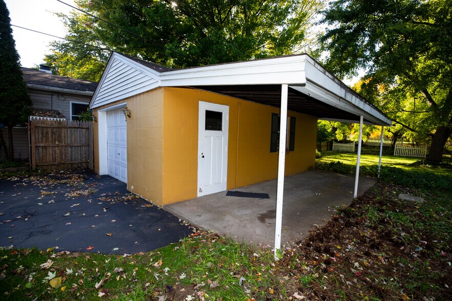 Building Photo - 1327 N Oak St