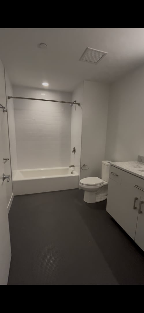 Building Photo - 2 Bed 2 Bath - July Move-In