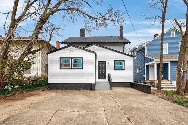 Building Photo - 716 15th Ave