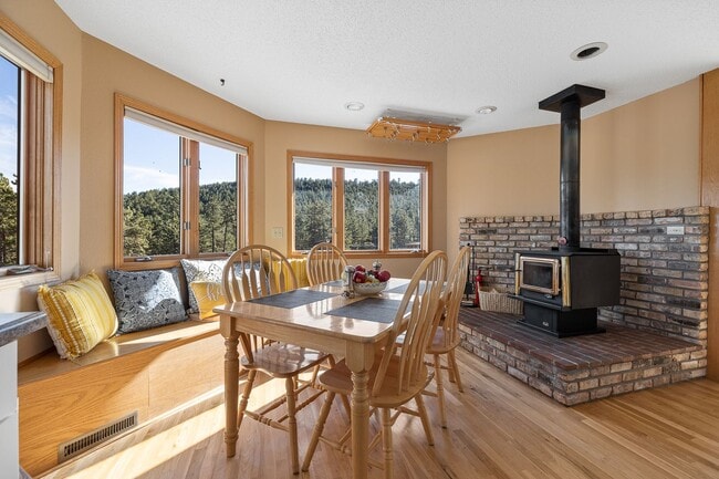 Building Photo - Fully Furnished 5BR Home in the Hills – Move-In Ready