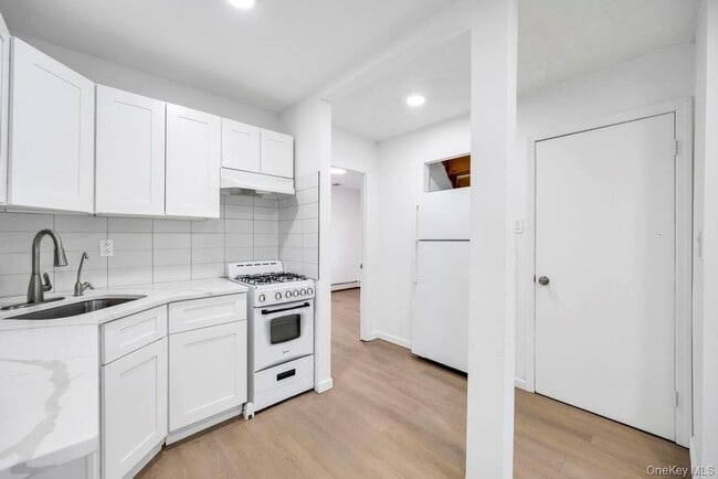 Building Photo - 5494 South Dr