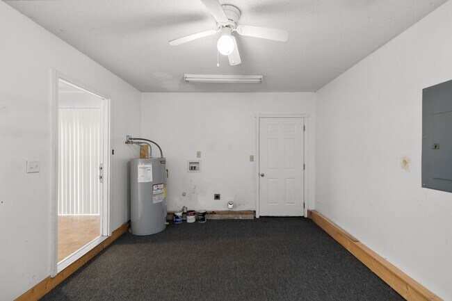 Building Photo - 3 Bedroom 2 Bathroom Home