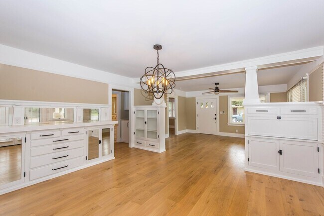 Building Photo - 306 N Shaffer St