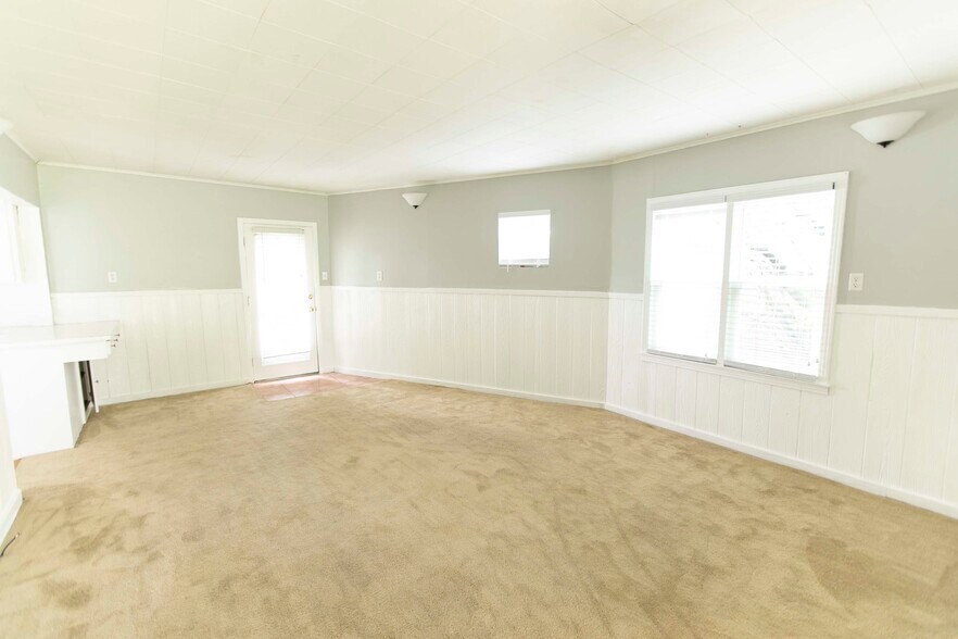 Living area 2 - 7459 Mohawk Ave