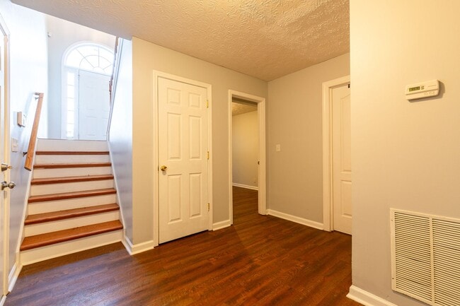 Building Photo - Spacious 5 Bedroom, 3 Bathroom Home in Cov...