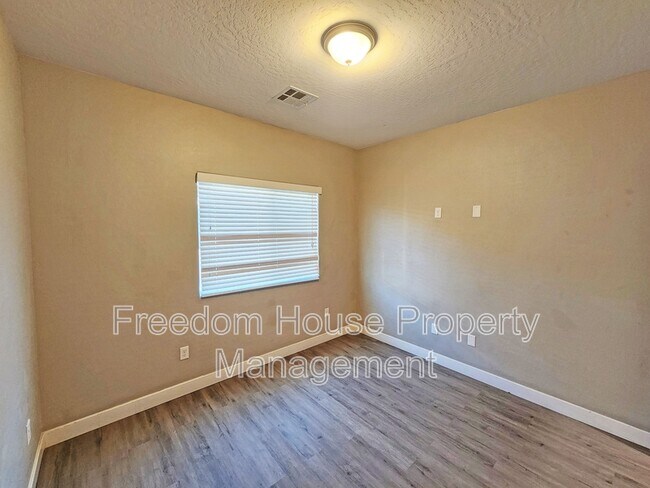 Building Photo - 1121 Sixshooter Ave