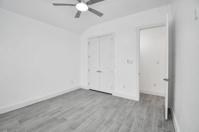 Building Photo - 517 Lovers Ln